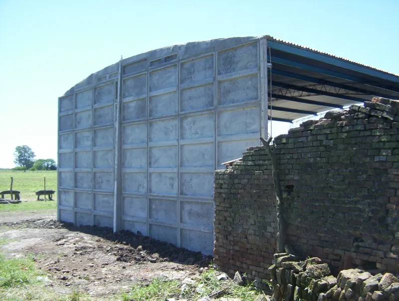 Cerramiento perimetral de hormigón premoldeado instalado en un campo