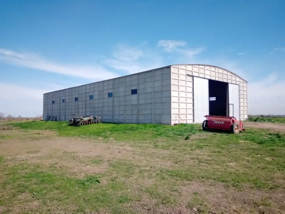 Galpón de hormigón premoldeado en un campo de Entre Ríos con maquinaria agrícola