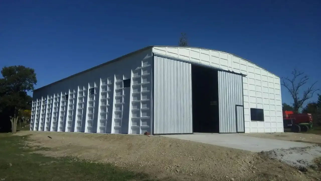 Galpón de hormigón premoldeado con portón abierto, construido por Dobleg en Entre Ríos
