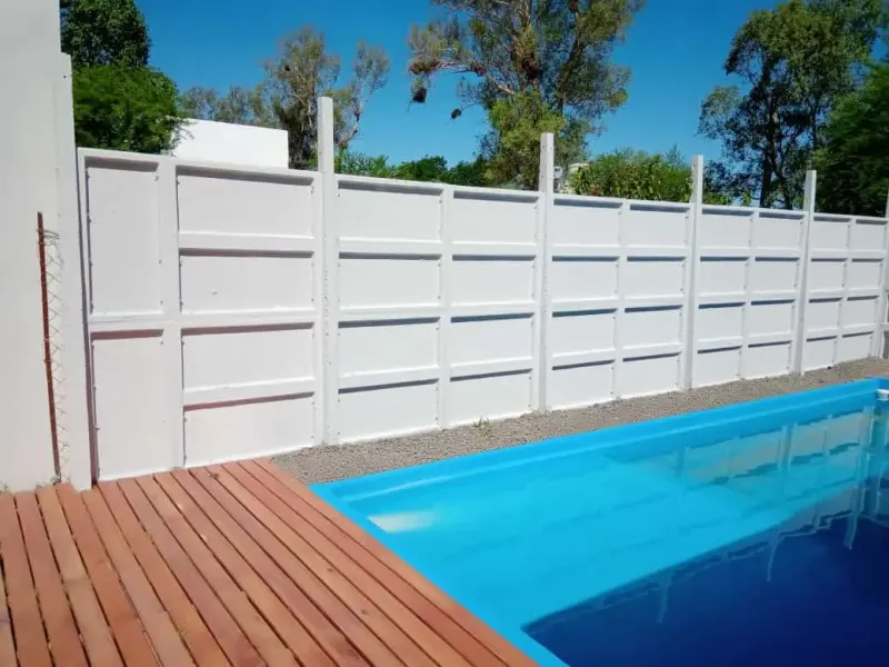 Tapial premoldeado blanco delimitando el patio de una vivienda