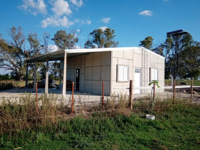 Vivienda premoldeada de hormigón con galería, terminada